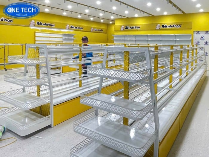 Dãy kệ giữa nhà được bố trí dạng đôi, cao 4 - 5 tầng