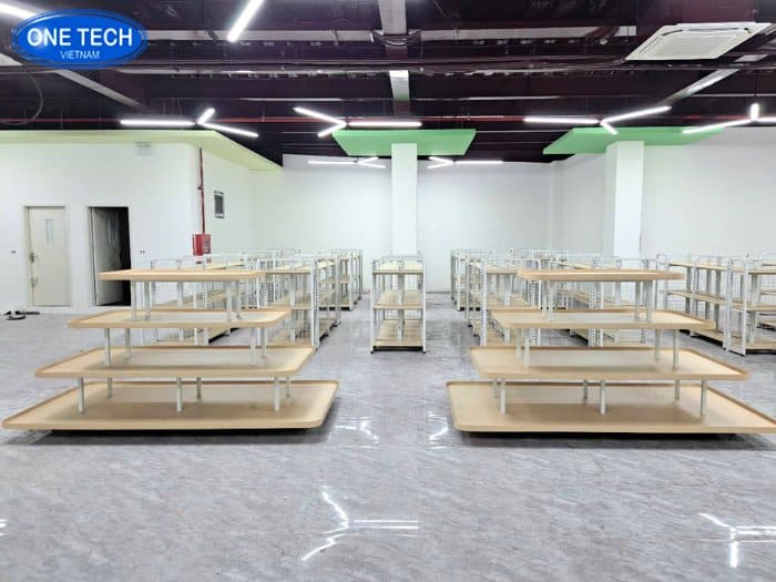 Kệ vuông đặt ngay cửa ra vào