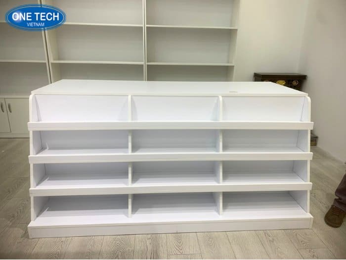 Bàn thanh toán màu trắng phù hợp với mọi cửa hàng