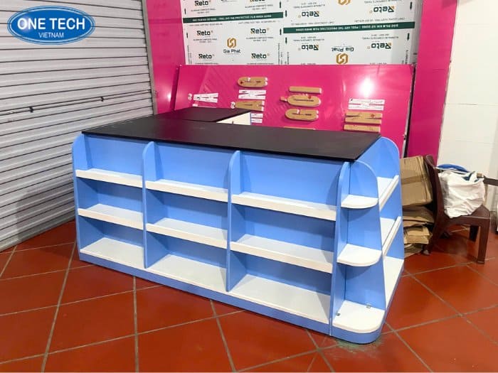 Bàn thu ngân gỗ MDF màu xanh phối trắng, kết hợp mặt bàn đá