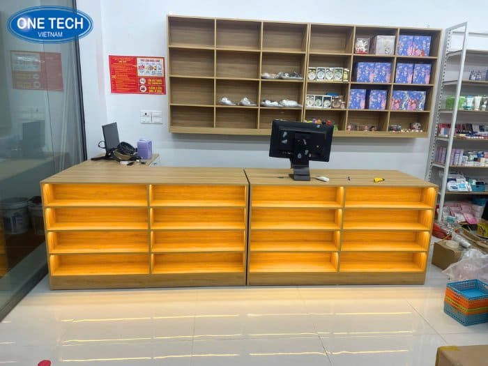 Bàn thu ngân gỗ chữ L dài, tích hợp hệ thống đèn LED chiếu sáng