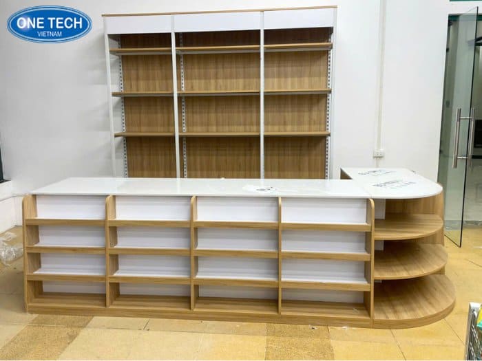 Bàn thu ngân gỗ cỡ lớn cho cửa hàng không gian rộng