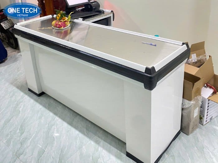 Bàn thu ngân tại Cần Thơ chất liệu kim loại màu trắng đơn giản