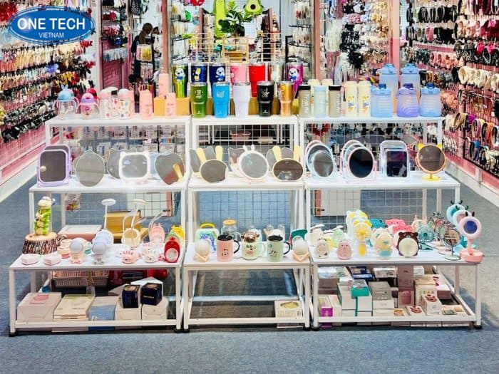 Kệ bậc thang đặt tại khu vực đầu cửa hàng phụ kiện