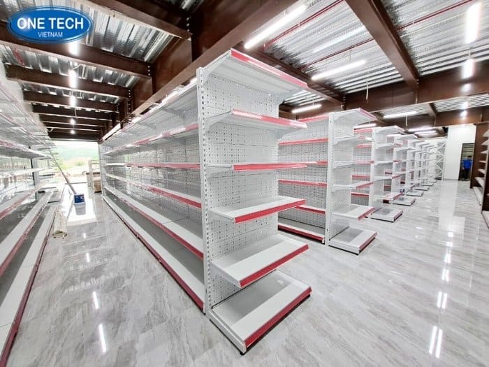 Kệ Vinmart màu trắng, trưng bày gọn gàng