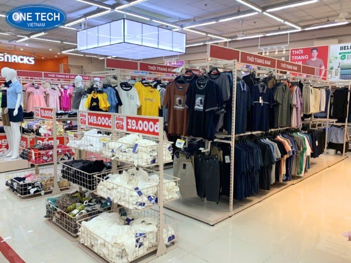 Kệ trưng bày quần áo siêu thị Vinmart gọn gàng
