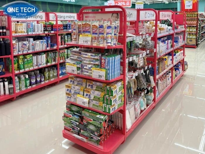 Mẫu kệ siêu thị Vinmart màu hồng trưng bày mỹ phẩm