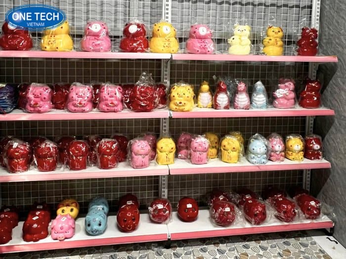 Đơn vị sản xuất kệ trưng bày heo đất uy tín