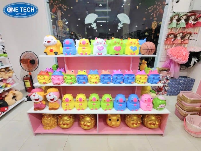 Kệ bậc thang màu hồng trưng bày heo đất