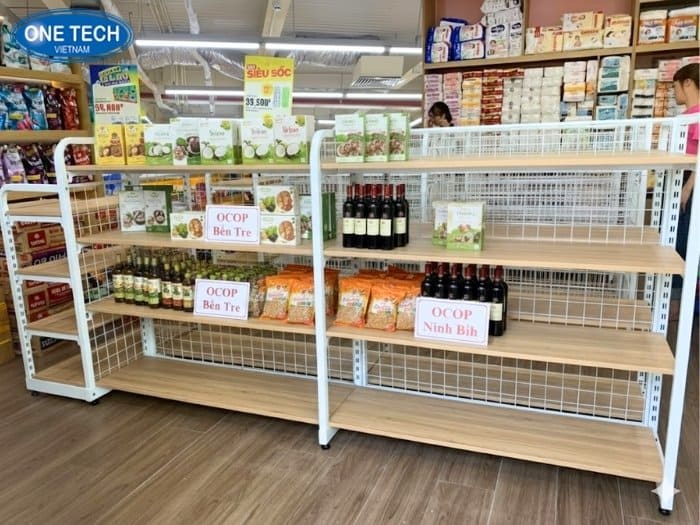 Kệ khung sắt mặt gỗ nâng tầm không gian cửa hàng OCOP