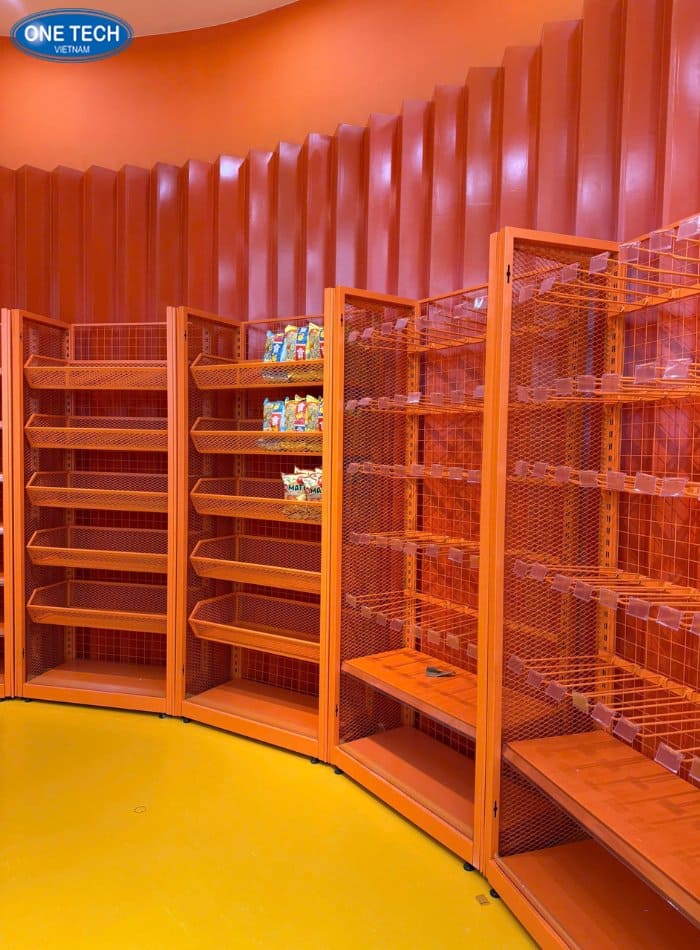 Kệ màu cam sát tường tiện lợi