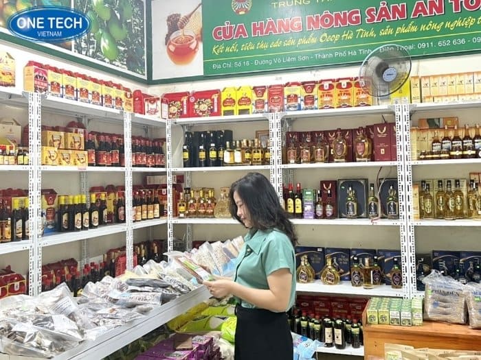 Kệ sắt V lỗ trưng bày trong cửa hàng