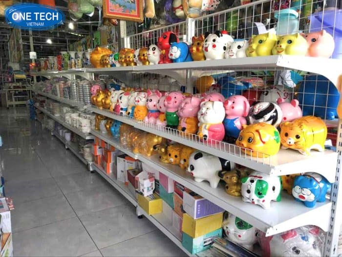 Kệ siêu thị màu trắng để heo đất