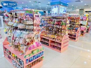 Kệ trưng bày phụ kiện giữa nhà nổi bật