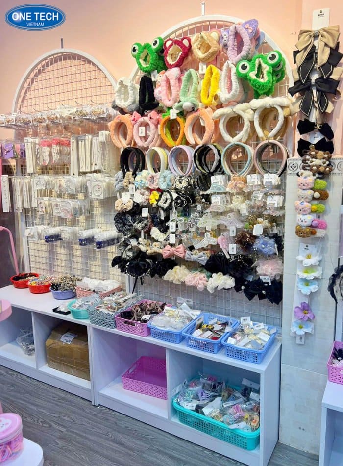 Kệ treo phụ kiện sát tường tối ưu diện tích