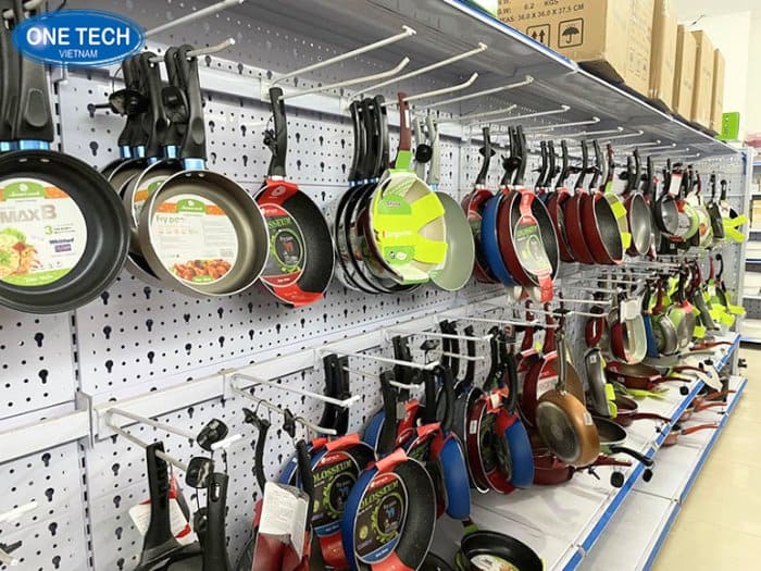 Kệ trưng bày chảo phổ biến giá từ 400k