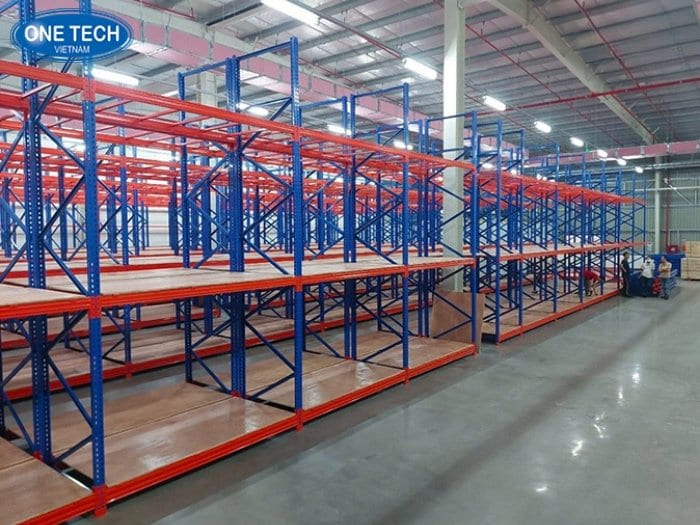 Kệ kho trung tải lót ván đẹp, thẩm mỹ cao