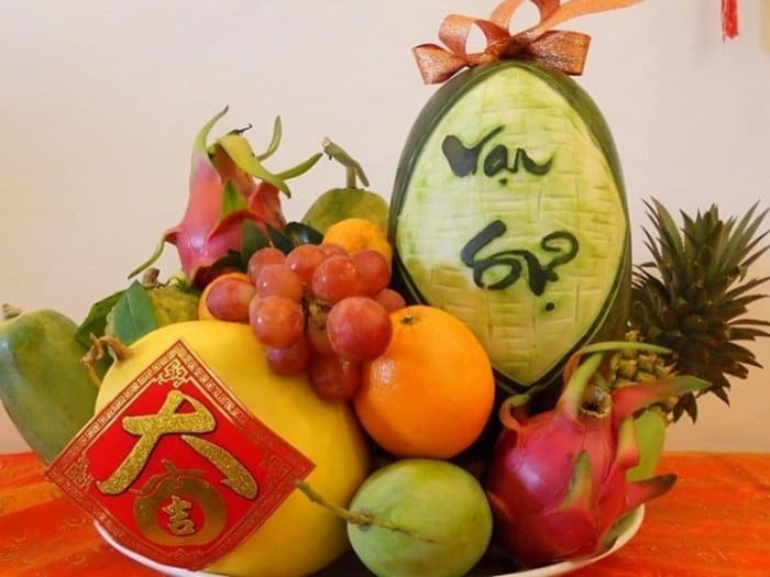 Bán trái cây chưng Tết