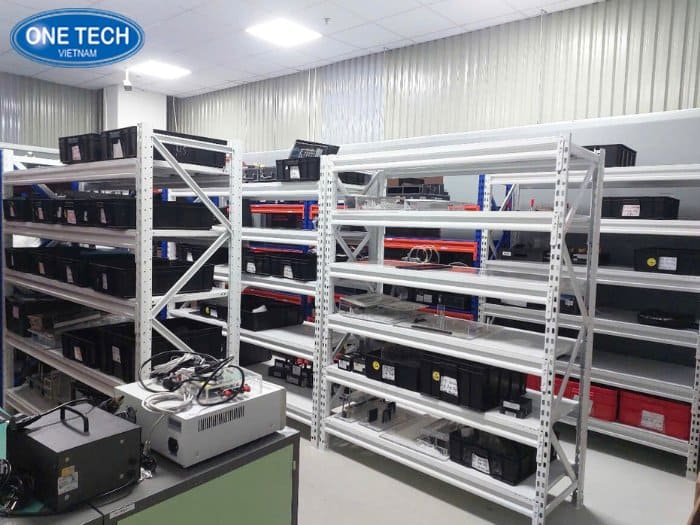 Kệ trung tải màu trắng