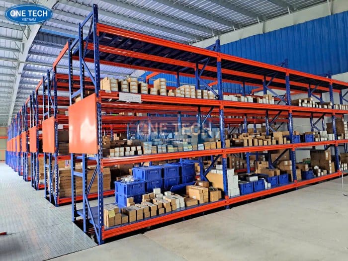 Kệ kho trung tải có tải trọng từ 300kg - 500kg trên tầng