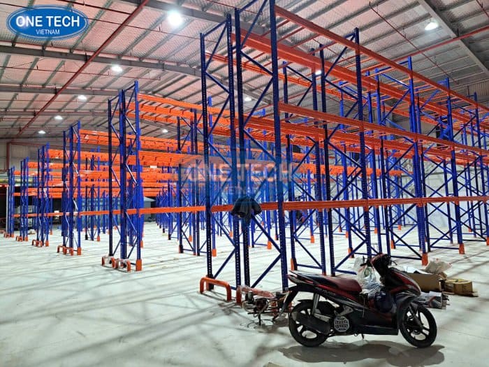 Mẫu kệ sắt cho kho công nghiệp 02