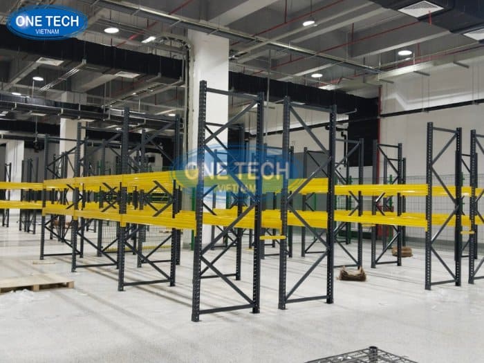 Mẫu kệ sắt cho kho công nghiệp 03