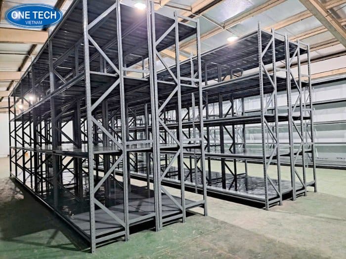 Kệ trung tải có nhiều màu sắc khác nhau