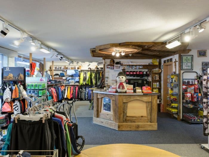 Mẫu thiết kế shop thể thao nhỏ 06