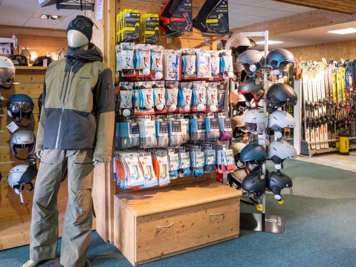 Mẫu thiết kế shop thể thao nhỏ 07