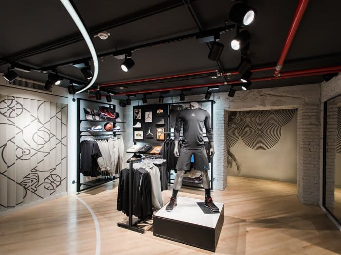 Mẫu thiết kế cửa hàng thể thao nhỏ 10