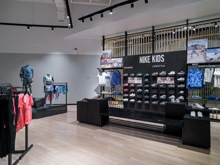 Mẫu thiết kế cửa hàng bán đồ thể thao 14