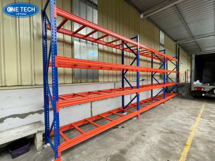 So sánh về thiết kế của 2 mẫu kệ