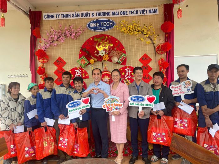 Công đoàn One Tech tận tay trao quà cho nhân viên khó khăn