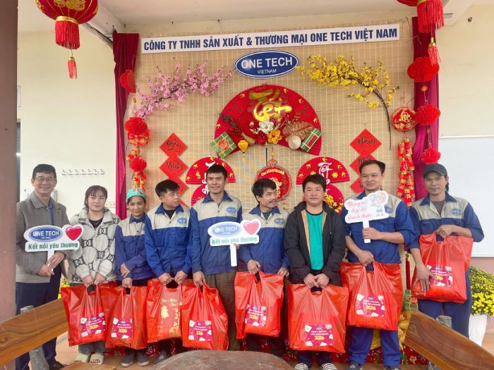 Trao quà tết cho nhân viên