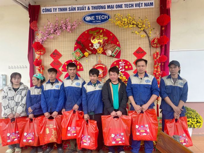 Trao tận tay những món quà thiết thực