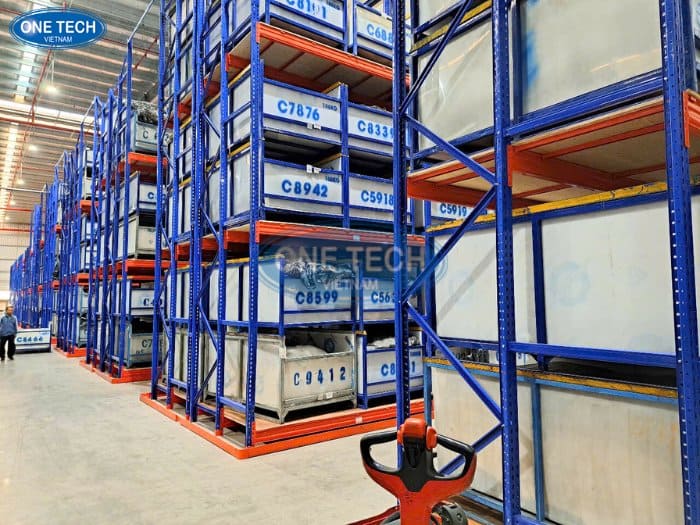 Ván gỗ được bổ sung trên mỗi tầng kệ