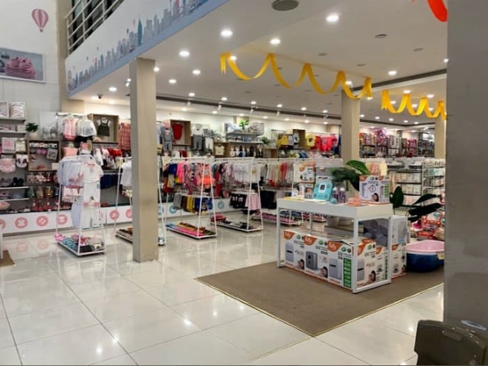 Cửa hàng bình dân với những bộ kệ tối giản