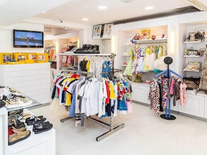 Cửa hàng thời trang nhí diện tích nhỏ nhưng tạo cảm giác rộng rãi
