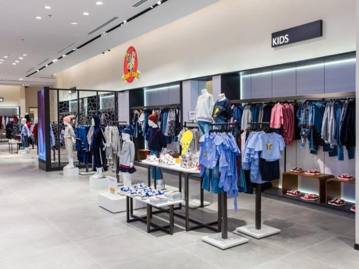 Cửa hàng thời trang phong cách tối giản với những đường nét mạnh mẽ nhưng thanh lịch