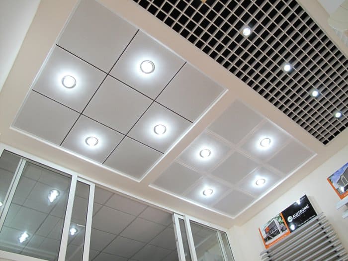 Hệ thống ánh sáng giúp cửa hàng kim khí luôn sáng và rõ