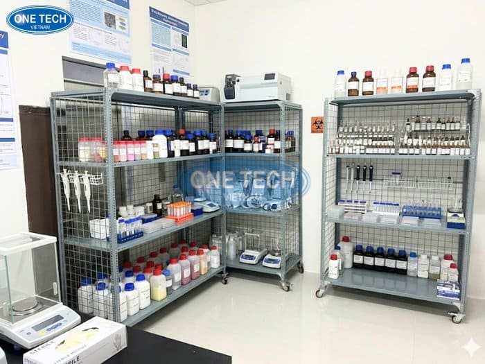 Kệ V lỗ để thuốc tây trong phòng thí nghiệm