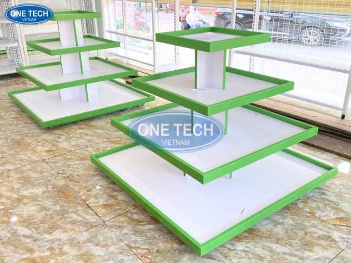 Kệ hình vuông tạo sự thu hút cho cửa hàng thuốc