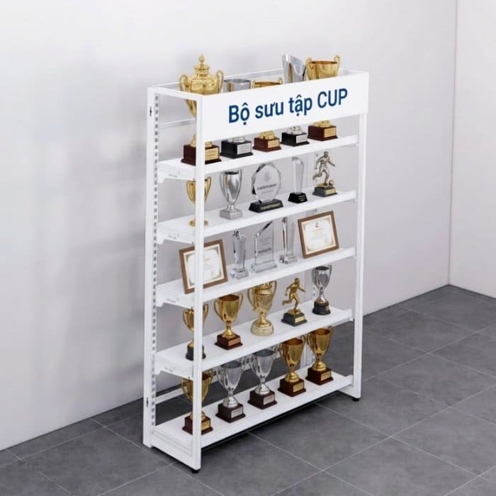Kệ màu trắng làm nổi bật cúp, tăng sự thu hút