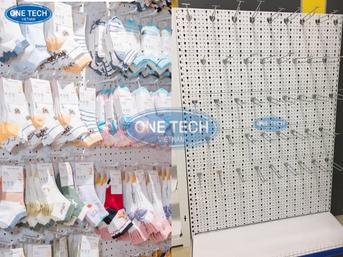 Kệ móc treo lưng tôn trưng bày vớ