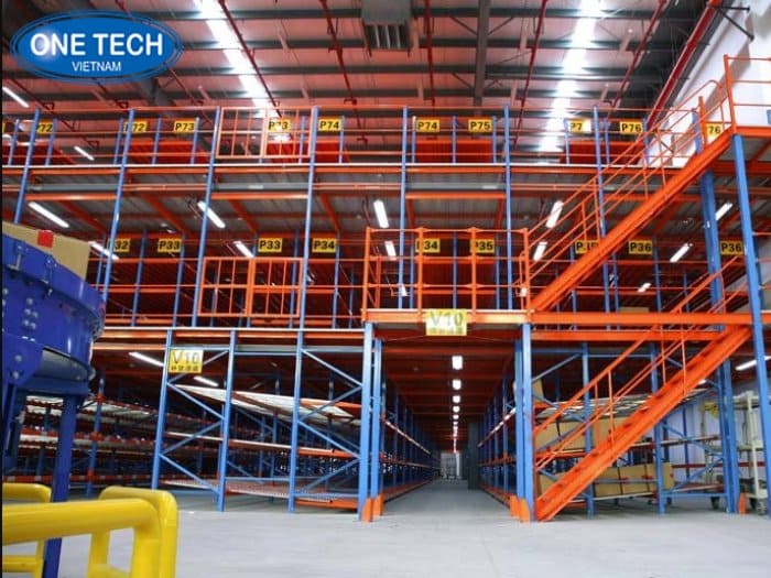 Kệ sàn Mezzanine - Tạo các tầng lửng lưu trữ linh độngKệ sàn Mezzanine là giải pháp tối ưu không gian cho các kho có diện tích hạn chế tại Lào Cai, đặc biệt trong bối cảnh chi phí mặt bằng ngày càng tăng theo sự phát triển của logistics và thương mại biên giới. Hệ thống này giúp tận dụng tối đa chiều cao nhà xưởng, tạo các sàn lửng để tăng diện tích sử dụng mà không cần thuê thêm mặt bằng.
