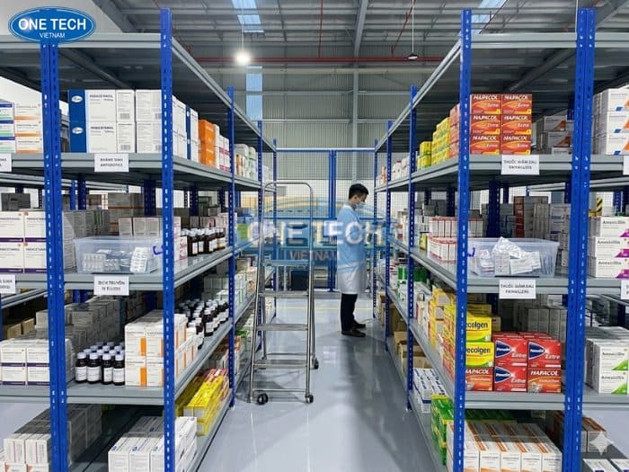 Kệ sắt V cài để thuốc tây trong kho lưu trữ