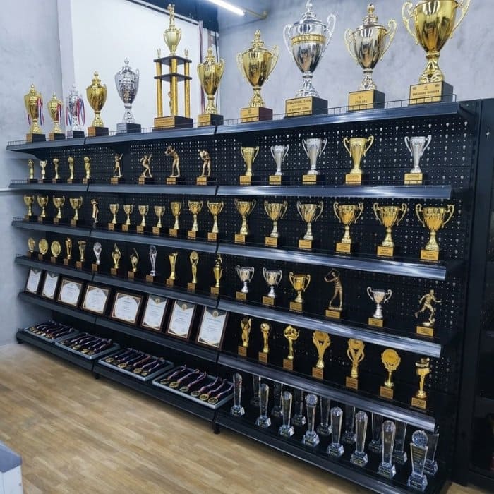 Kệ sắt áp tường lưng tôn trưng bày cúp tiện lợi