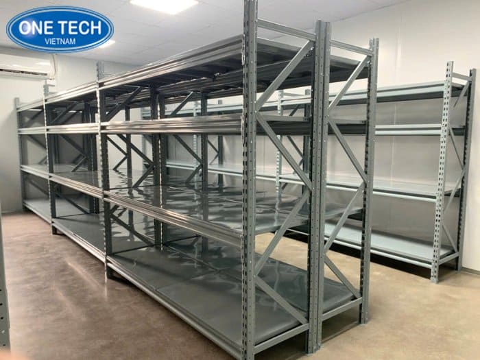 Kệ trung tải chân sắt hộp cho kho hàng màu xám