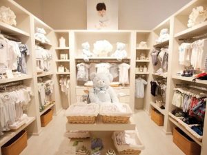 Không gian mua sắm với đèn vàng ấm áp