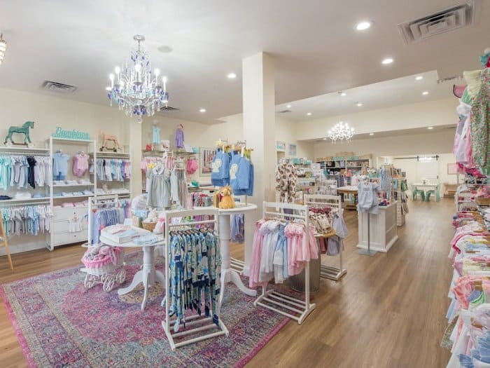 Không gian mua sắm sáng sủa, sử dụng hệ thống kệ màu trắng